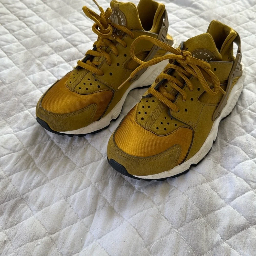 Nike Bronzine Huarache Sneakers - Picture 4 of 9